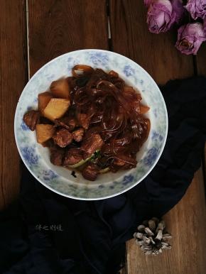 土豆绵软，粉条软糯，汤汁拌饭香极了