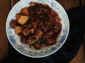 土豆绵软，粉条软糯，汤汁拌饭香极了