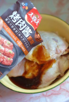 带骨鸡块洗净，倒入烤肉酱腌制一晚上。