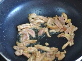 锅里倒入油，油温2成热后，将鸡柳倒入划散。