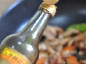 倒入生抽、少许盐。