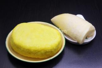 准备食材：年糕、冬笋、香葱等食材；