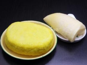 准备食材：年糕、冬笋、香葱等食材；