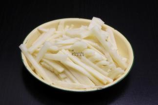 冬笋洗净，切粗丝；