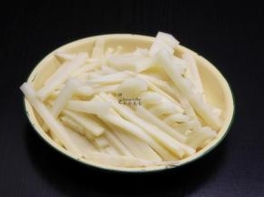 冬笋洗净，切粗丝；