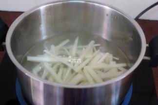 清水，煮沸，放入冬笋，放点盐汆烫；PS：冬笋汆烫去苦
