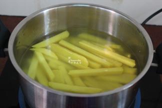 洗净锅，倒入适量的清水再次煮沸，放入年糕煮软，捞出沥干水待用；