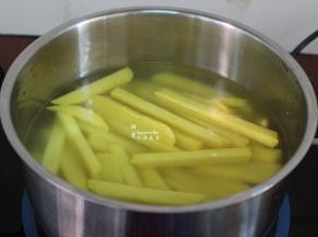 洗净锅，倒入适量的清水再次煮沸，放入年糕煮软，捞出沥干水待用；