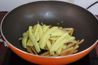 把煮好的年糕，加入锅中翻炒；