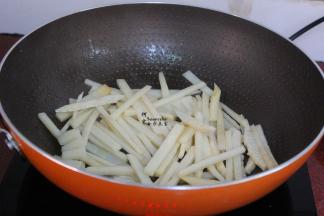 热锅，倒油，爆炒冬笋；