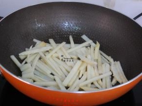 热锅，倒油，爆炒冬笋；