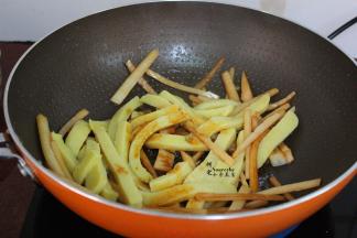 加入生抽，翻炒