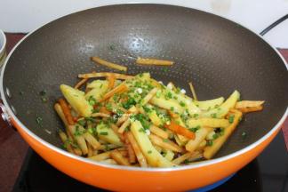 放盐、香葱，炒均起锅；