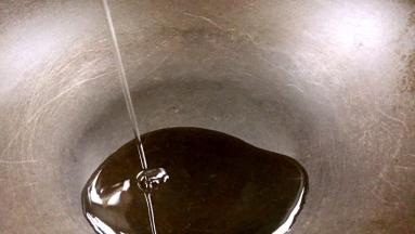 锅置火上，加水玉米油