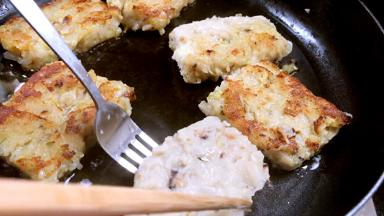 放入萝卜糕煎至两面金黄