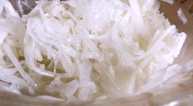 将腌制好的萝卜丝挤干水分