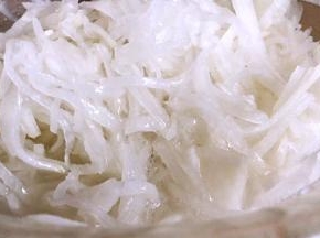 将腌制好的萝卜丝挤干水分