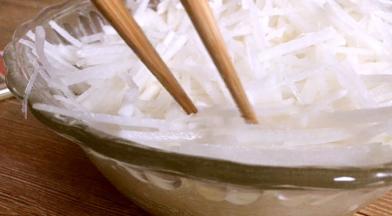 加入少许盐，拌匀腌制15分钟