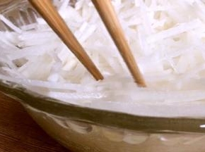加入少许盐，拌匀腌制15分钟