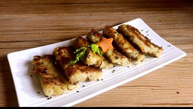 装盘后撒上熟芝麻