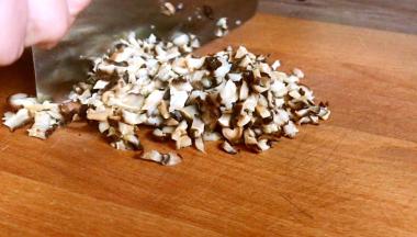 香菇提前泡发，洗净切碎