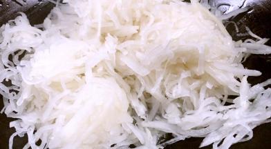 放入挤干水后的萝卜丝炒熟