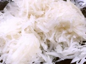 放入挤干水后的萝卜丝炒熟