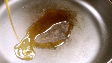 平底锅置火上，加入菜籽油