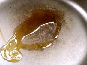平底锅置火上，加入菜籽油