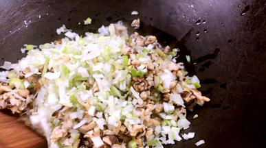 放入香菇、大葱碎炒香