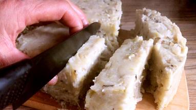 稍稍放凉后，切成适合的块