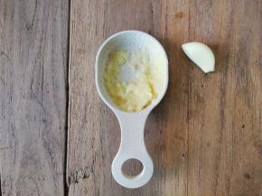 把蒜瓣磨成蒜末备用，越细腻越好