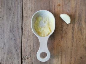 把蒜瓣磨成蒜末备用，越细腻越好