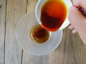 开始调汁水，把料酒和蚝油一个碗里