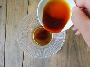 开始调汁水，把料酒和蚝油一个碗里