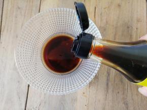 再把酱油倒入，建议用生抽和老抽混合