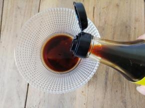 再把酱油倒入，建议用生抽和老抽混合