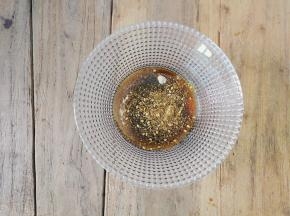 白胡椒和烧烤料也一并倒入