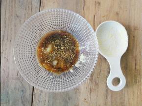 把蒜末倒入混合均匀