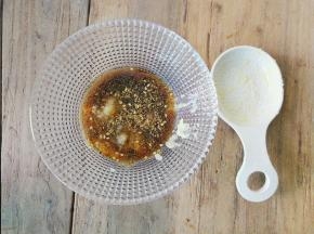 把蒜末倒入混合均匀