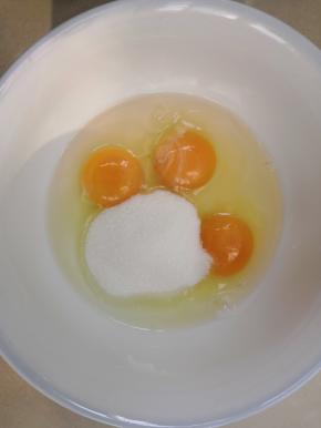 全蛋液加入糖，用手动打蛋器搅拌均匀至糖溶化