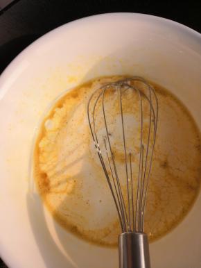 加入牛奶搅拌均匀