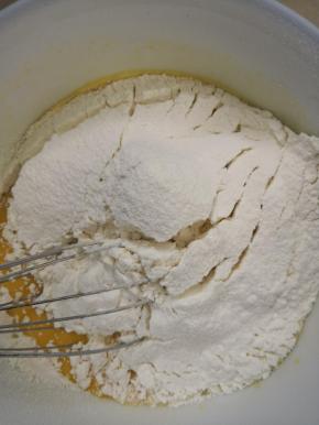 筛入低粉和泡打粉