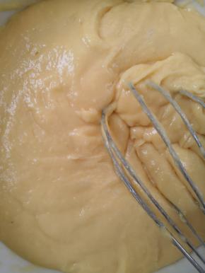 加入溶化的黄油，搅拌均匀