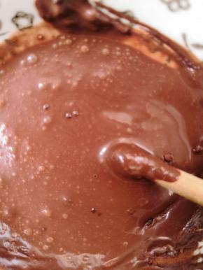 可可粉加入开水搅拌均匀