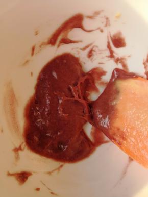 红曲粉加入适量的水搅拌均匀后加入10克原色面糊搅拌均匀备用