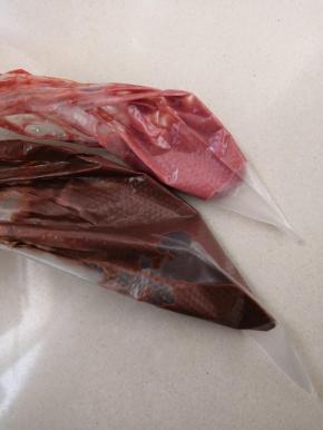 把加了可可粉和红曲粉的面糊装入裱花袋里