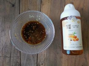 再把蜂蜜倒入，也混合均匀