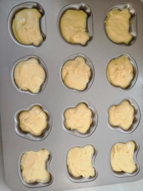 把面糊挤入模具中，9分满