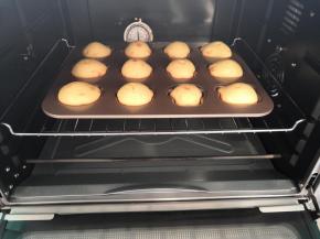 烤箱提前预热180度，烤18分钟